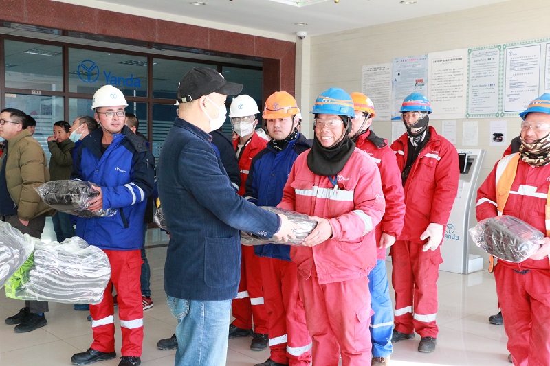 燕達(dá)海門向全體員工和駐廠客戶發(fā)放防寒禮品